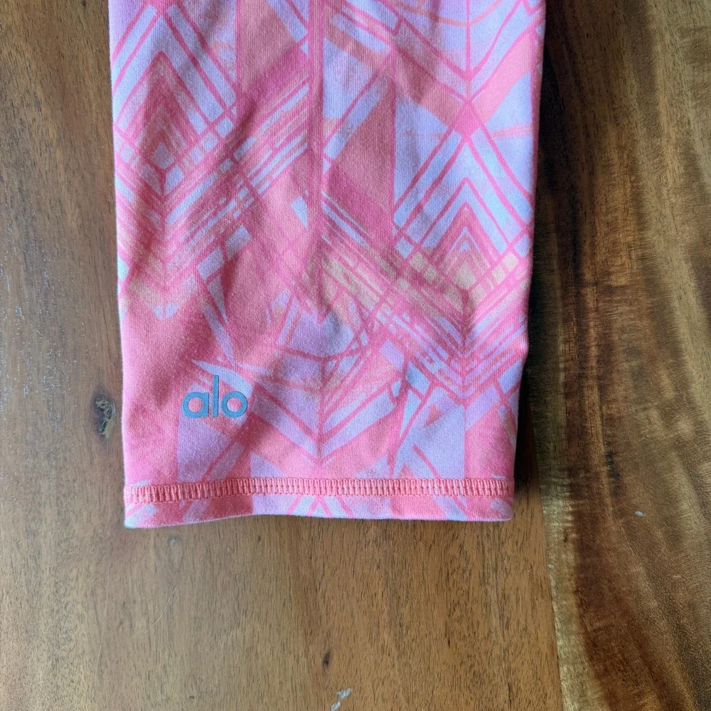 Alo Women's Guava Indio Geometric Colorway capri Leggings‎ Size XS